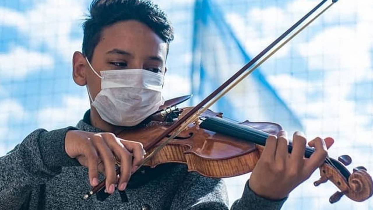 La historia de Dylan, el violinista que tocó la marcha peronista y se volvió viral