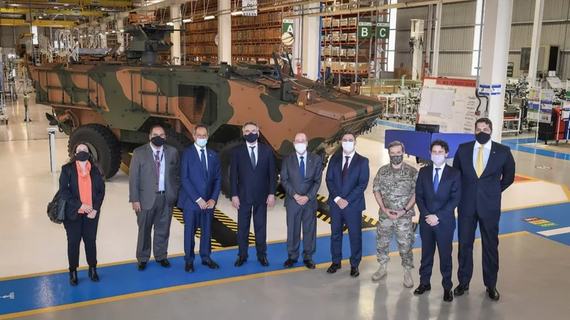 Agustín Rossi recorrió la fábrica Iveco Brasil y analizó futuras compras para el Ejército