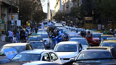 Caravana en homenaje a Néstor Kirchner: Alberto Fernández saludó desde el balcón de la Casa Rosada Caravana en homenaje a Néstor Kirchner: Alberto Fernández saludó desde el balcón de la Casa Rosada
