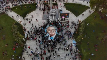 La impactante pintada de Néstor Kirchner en Plaza de Mayo 