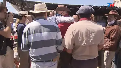 A los abrazos, sin distancia y con el himno: así festejaron Etchevehere y Bulrrich el desalojo de Dolores A los abrazos, sin distancia y con el himno: así festejaron Etchevehere y Bulrrich el desalojo de Dolores