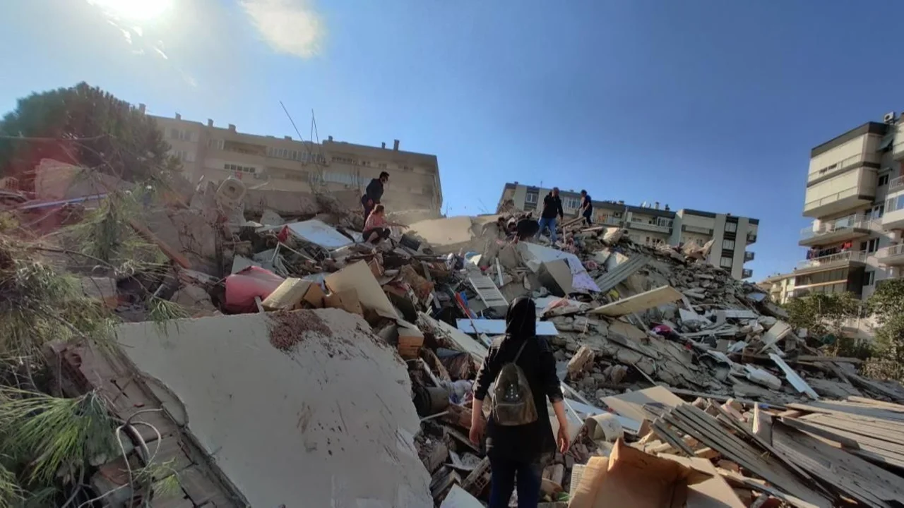 Impactantes videos: fuerte terremoto en Grecia y Turquía desencadenó un tsunami