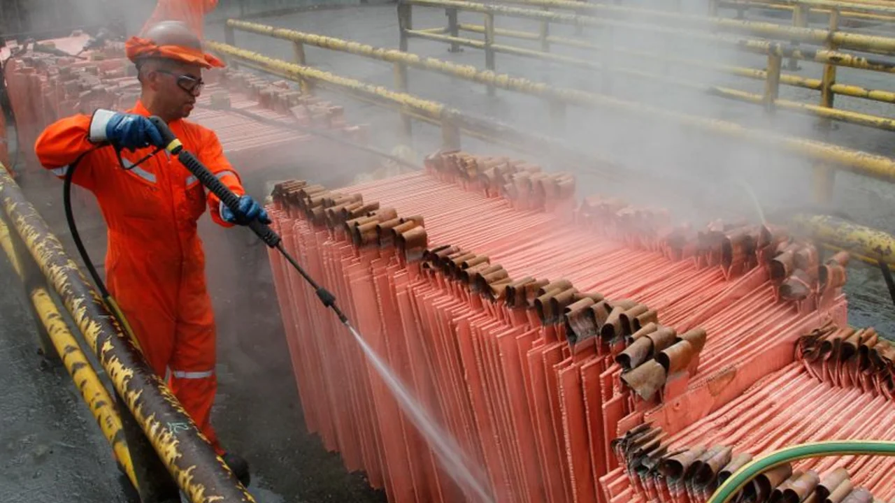 Precios del cobre repuntan, pero metal cerraría la semana con caída de 3%
