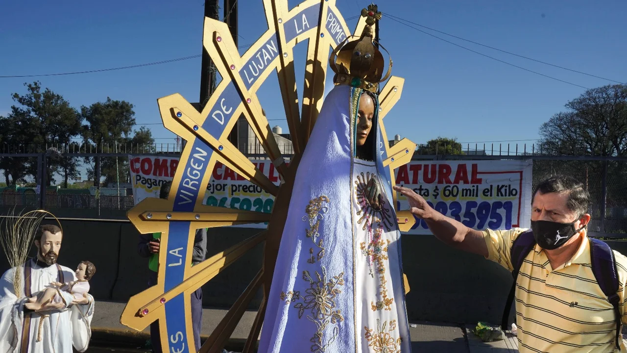 Miles de personas ya participan de la tradicional peregrinación a Luján, con barbijos y cuidados
