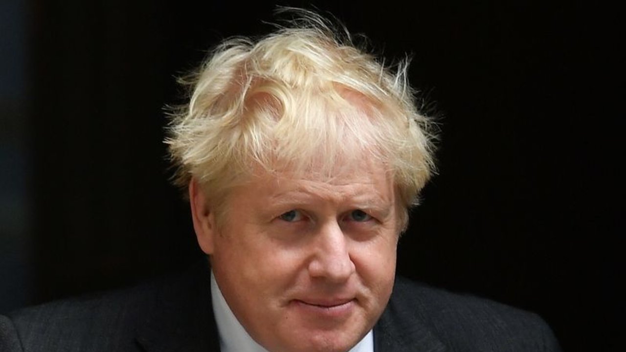 Boris Johnson jaqueado por la escasez de combusible y alimentos en Reino Unido