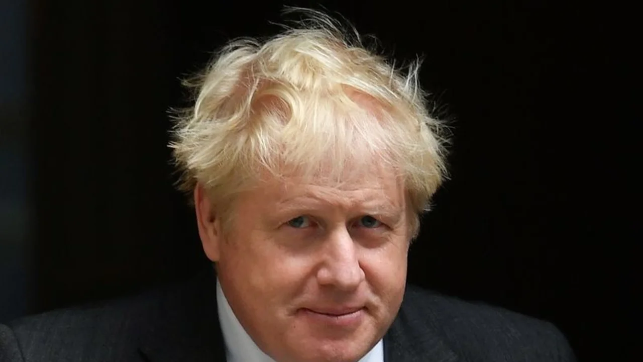 Boris Johnson jaqueado por la escasez de combusible y alimentos en Reino Unido