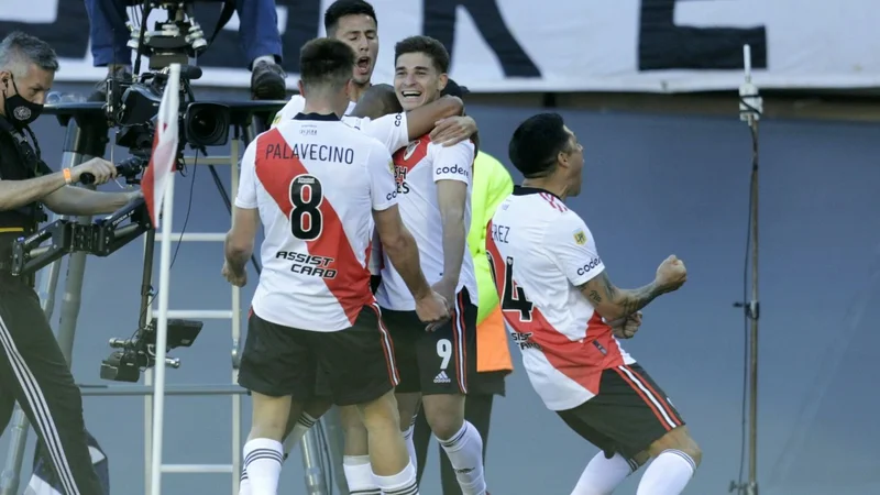Con dos goles de Julián Álvarez, River le ganó a Boca en el Monumental
