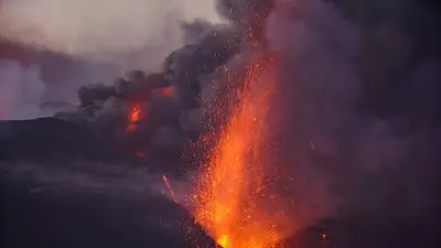El flujo de lava se intensifica en La Palma tras el derrumbe parcial del cono volcánico El flujo de lava se intensifica en La Palma tras el derrumbe parcial del cono volcánico