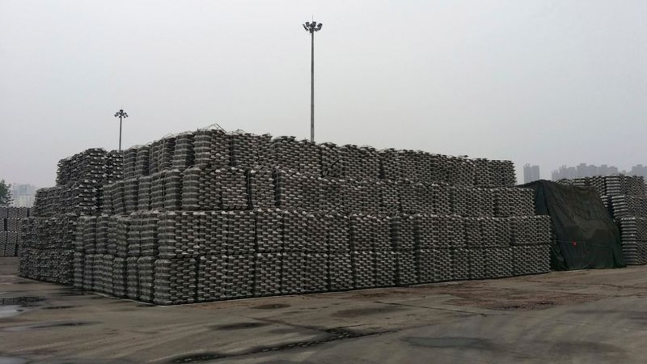 Escasez impulsa a aluminio hacia máximos de 13 años; cobre gana 1%