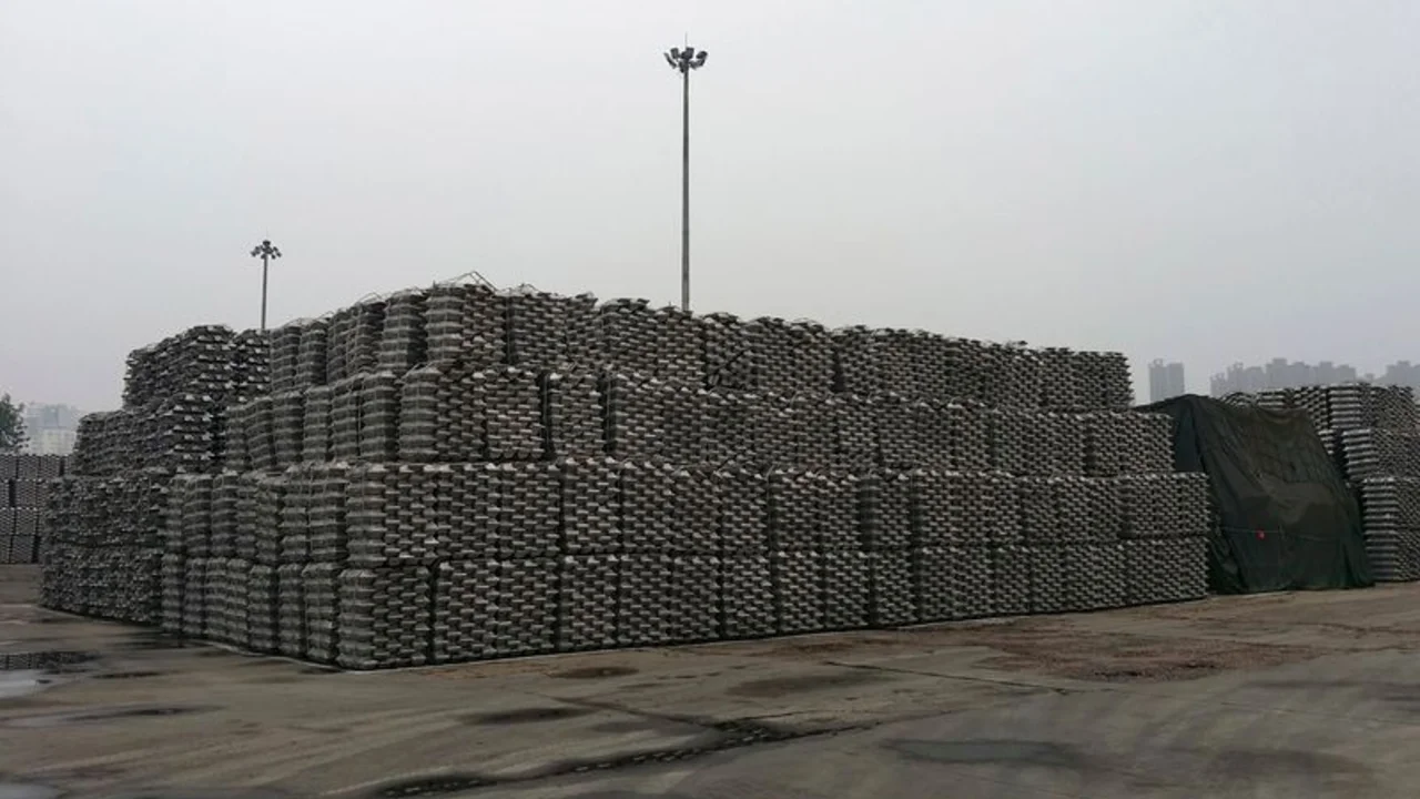 Escasez impulsa a aluminio hacia máximos de 13 años; cobre gana 1%