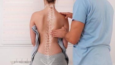 Qué es la escoliosis: causas y tratamiento
