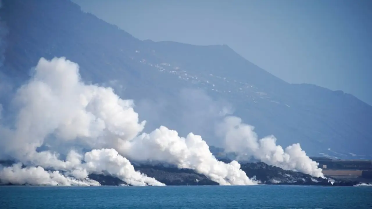 El aeropuerto de La Palma cierra por las cenizas del volcán
