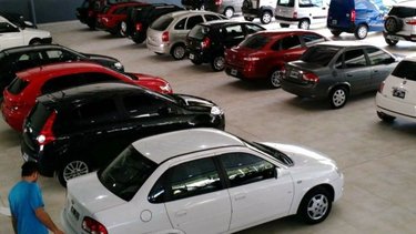 Estas son las 7 cosas que hay que mirar y revisar antes de comprar un auto usado