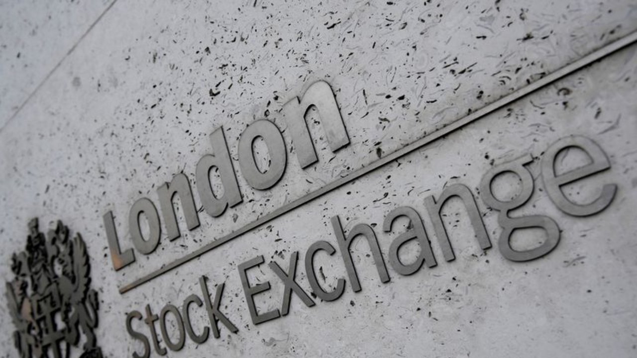 Inquietud por inflación impulsa a las acciones globales pero frena al dólar