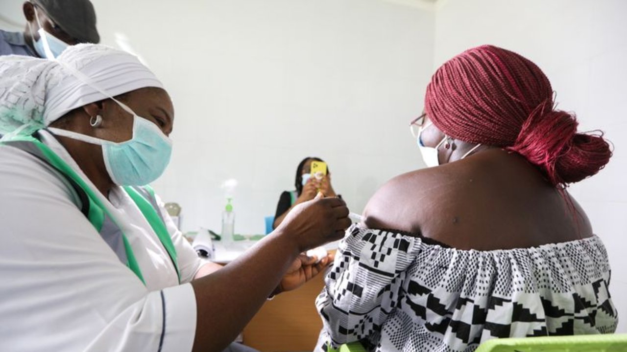 Los casos de coronavirus en todo el mundo superan los 239,77 millones y las muertes alcanzan las 5.089.314