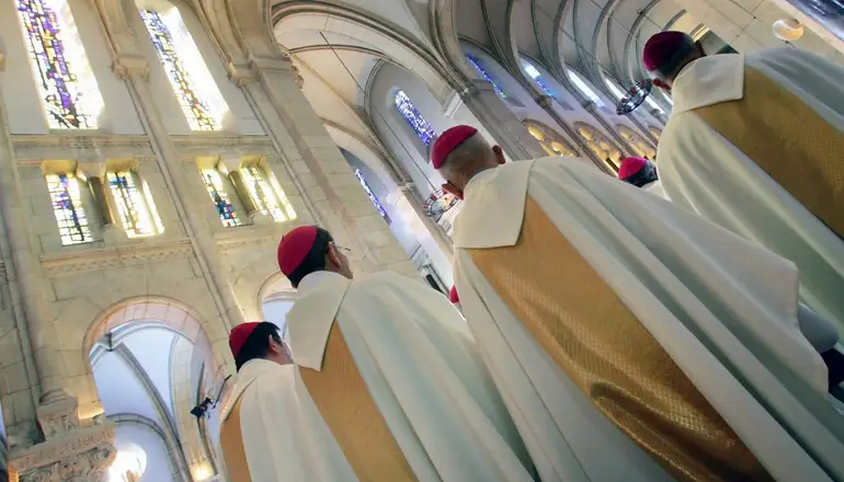 Pederastía en la Iglesia: piden que renuncien todos los obispos franceses