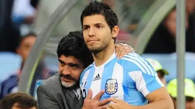 Sergio Agüero con Diego Maradona. Sergio Agüero con Diego Maradona.