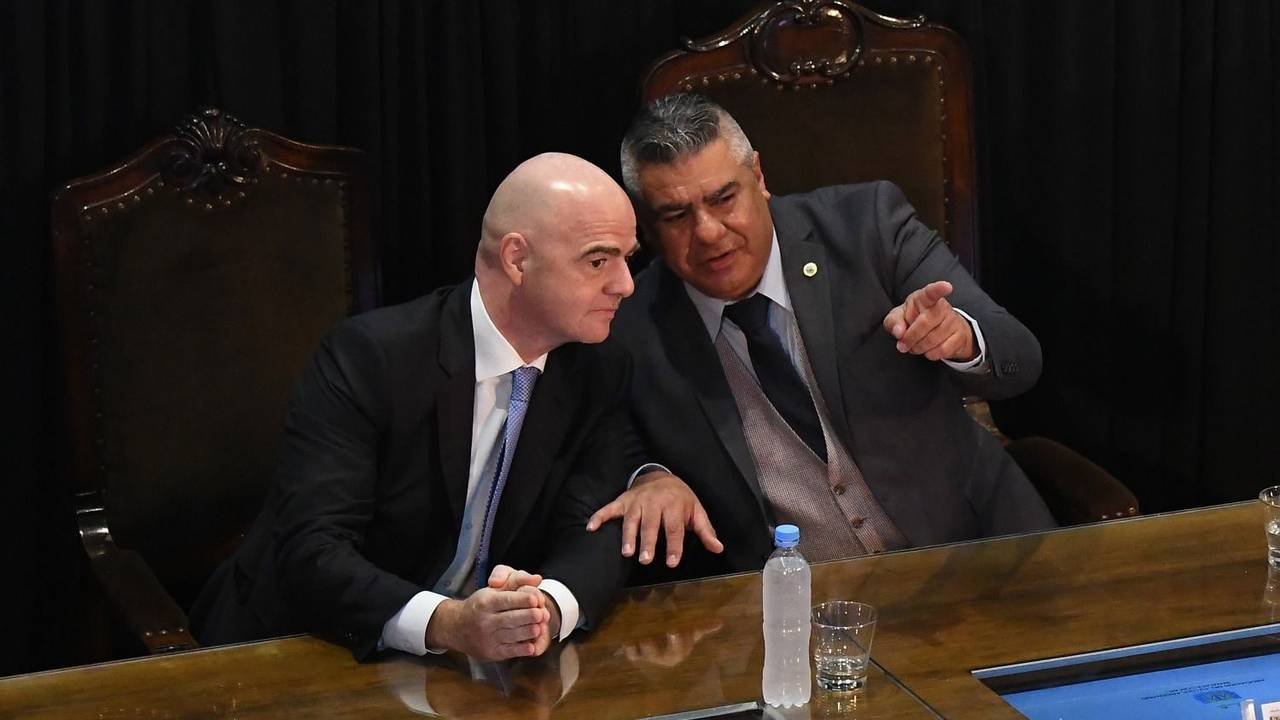 El líder de la FIFA Gianni Infantino busca apoyo en Argentina para el proyecto del Mundial cada dos años