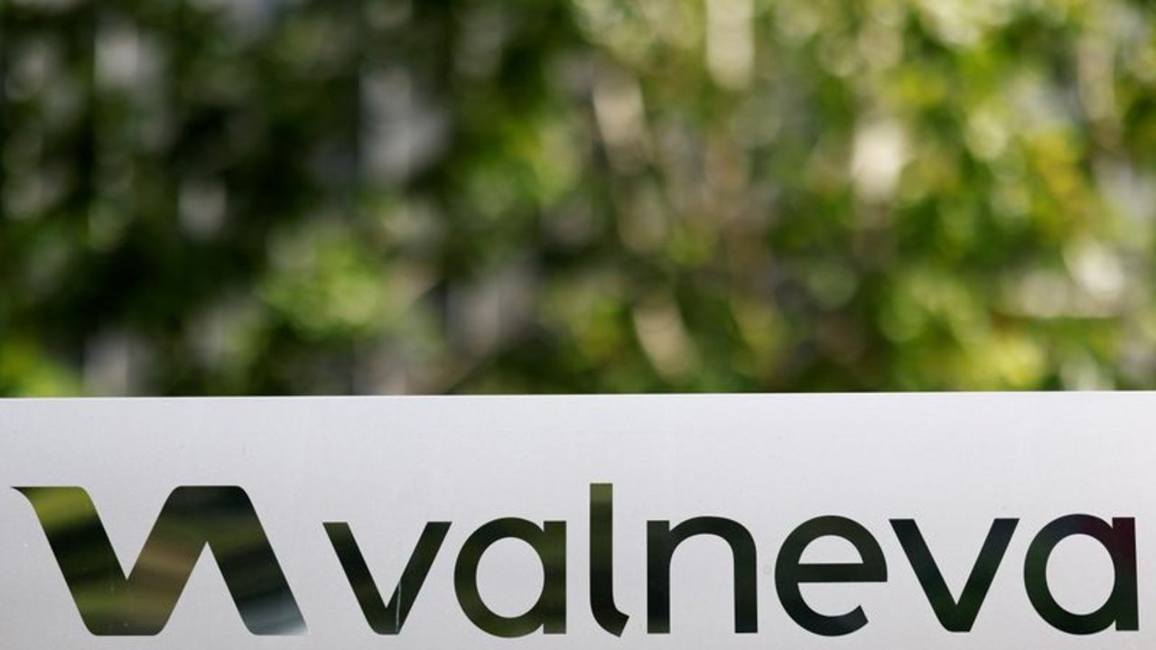 Valneva dice su vacuna COVID-19 muestra protección similar a AstraZeneca y menos efectos secundarios