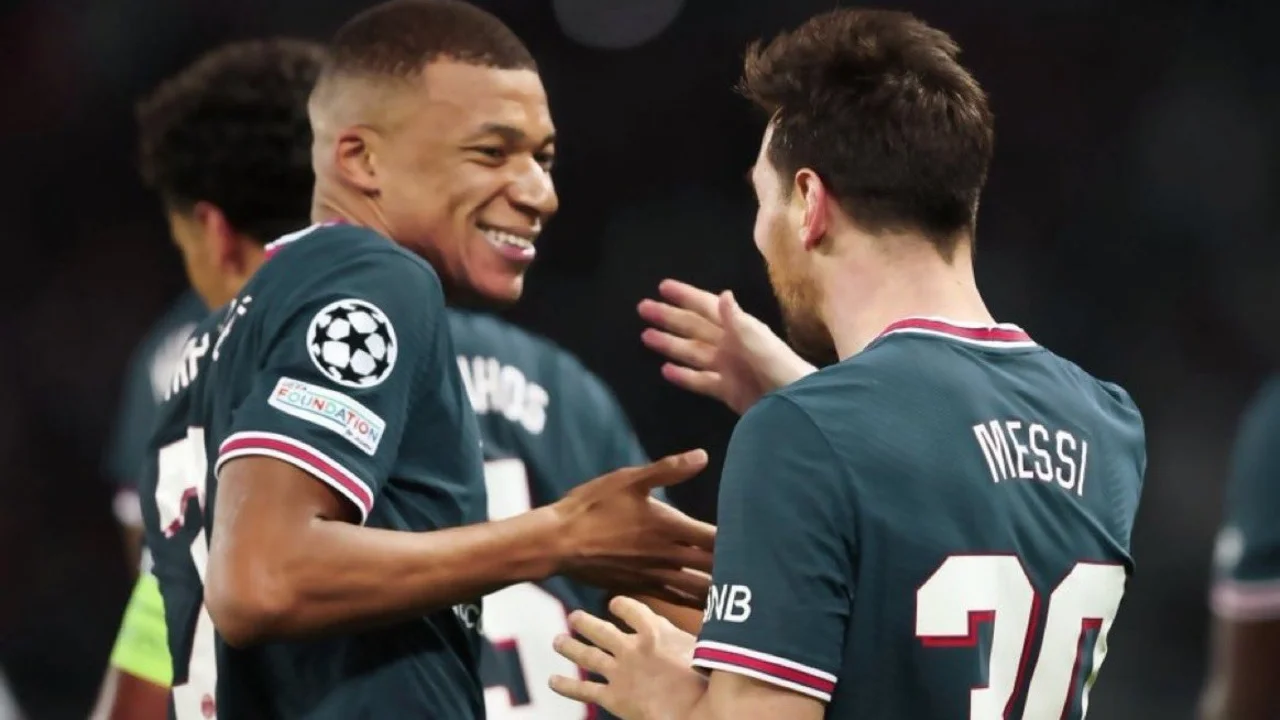 Messi la "pinchó" en un penal, metió dos goles y el PSG venció al Leipzig en la Champions League
