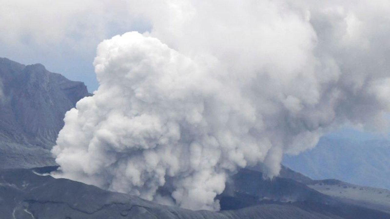 Volcán japonés expulsa columnas de cenizas, se advierte a personas que se alejen