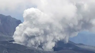 Volcán japonés expulsa columnas de cenizas, se advierte a personas que se alejen Volcán japonés expulsa columnas de cenizas, se advierte a personas que se alejen