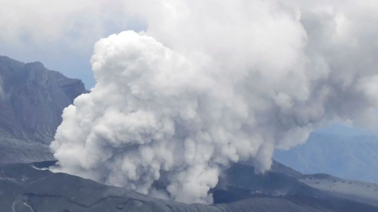 Volcán japonés expulsa columnas de cenizas, se advierte a personas que se alejen