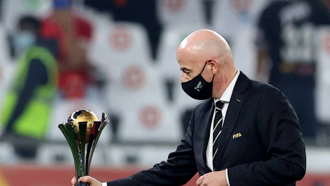 Presidente de la FIFA busca consenso sobre planes para el Mundial