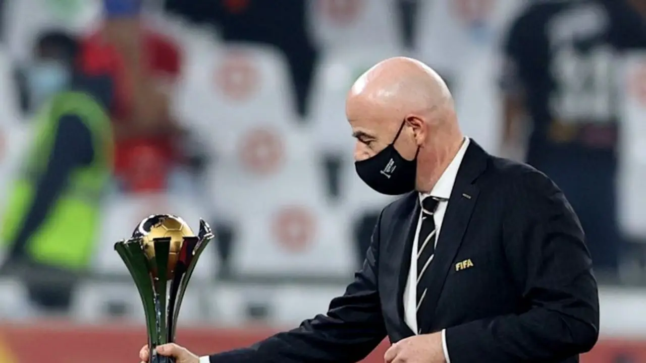 Presidente de la FIFA busca consenso sobre planes para el Mundial