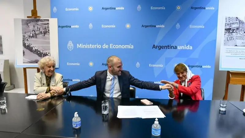 El Ministerio de Economía nombró a uno de sus salones "Abuelas y Madres de Plaza de Mayo"
