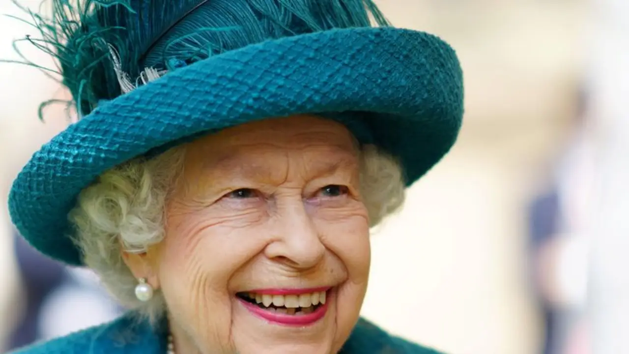 La reina Isabel pasó una noche en el hospital, dice el Palacio de Buckingham