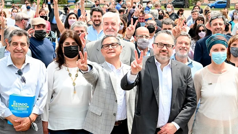Incorporan 1.900 trabajadores a la planta permanente del INTI
