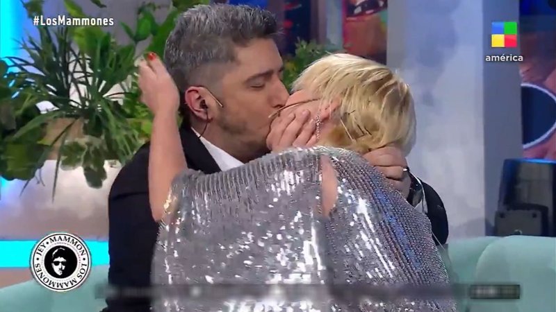 Los Mammones Esmeralda Mitre Jey Mammón beso