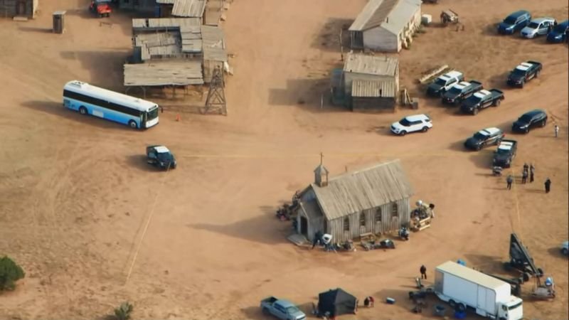 Director de "Rust" dice estar "destrozado" por muerte de empleada en tiroteo accidental en el set