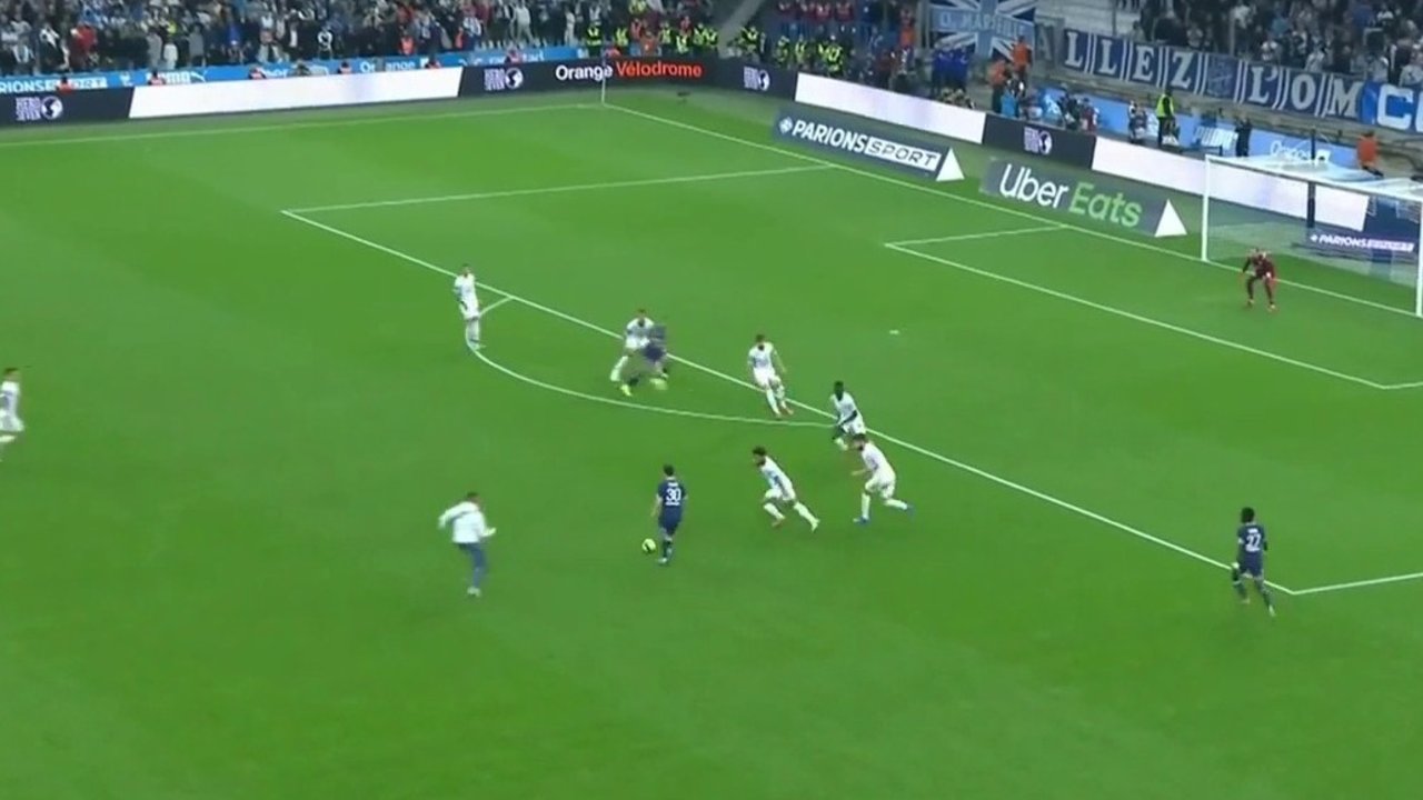 El PSG de Messi empató y un hincha se metió a la cancha para cortar un ataque