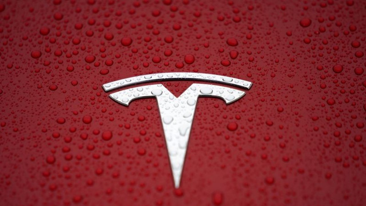 Tesla retira su nueva tecnología de conducción autónoma por "problemas" de software