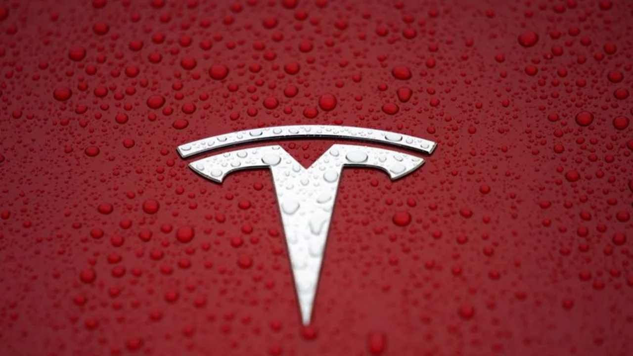 Tesla retira su nueva tecnología de conducción autónoma por "problemas" de software