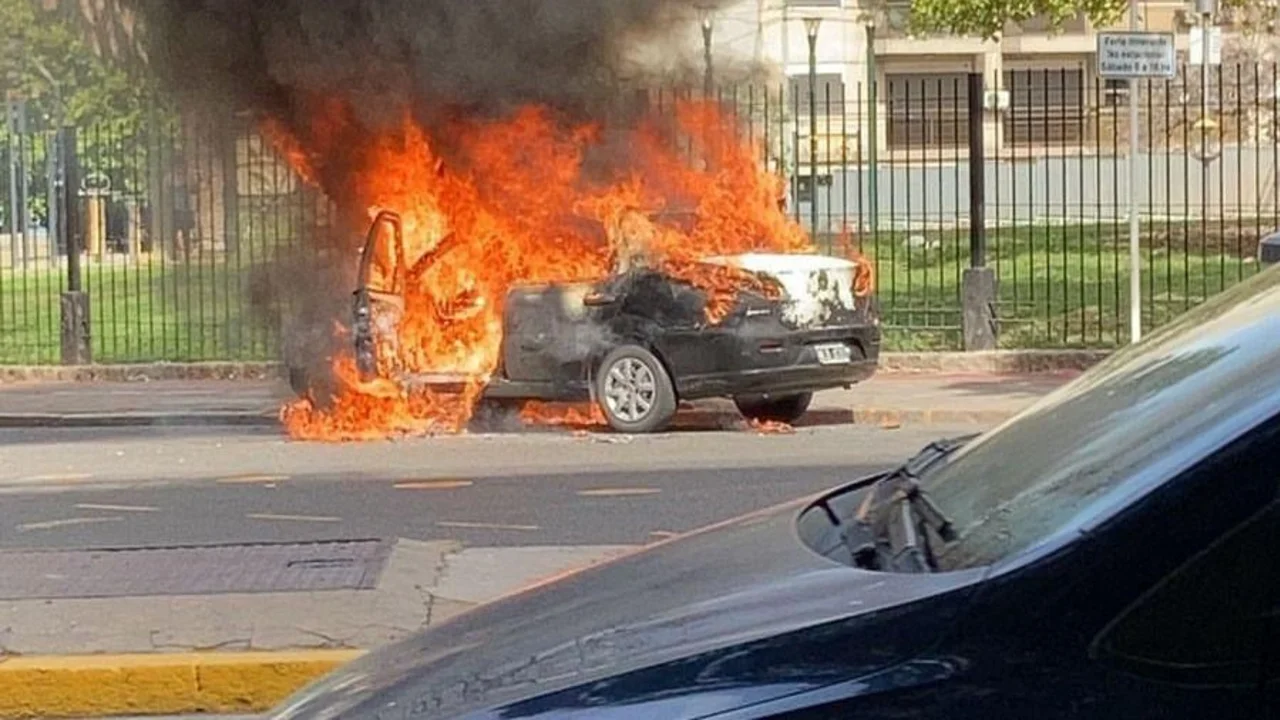 Un taxi se incendió y explotó en Recoleta: impactantes imágenes de la bola de fuego que generó pánico