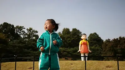 "Luz roja, luz verde": muñeca de "El juego del calamar" atrae seguidores a parque de Seúl "Luz roja, luz verde": muñeca de "El juego del calamar" atrae seguidores a parque de Seúl