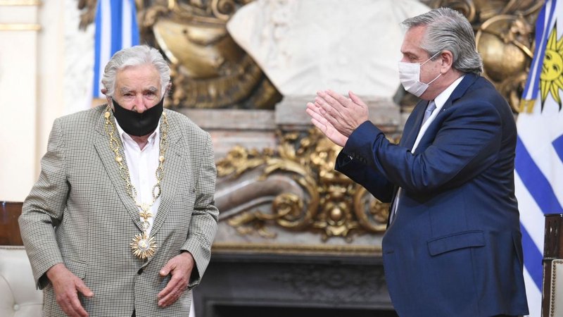 Mujica, tras ser condecorado: "Argentinos, por favor, quiéranse un poco más"