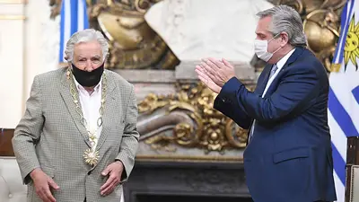 Mujica, tras ser condecorado: "Argentinos, por favor, quiéranse un poco más" Mujica, tras ser condecorado: "Argentinos, por favor, quiéranse un poco más"