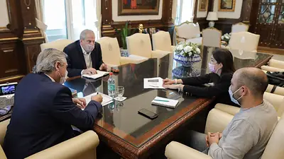 Alberto recibió a docentes bonaerenses en la Casa Rosada para hablar de educación Alberto recibió a docentes bonaerenses en la Casa Rosada para hablar de educación