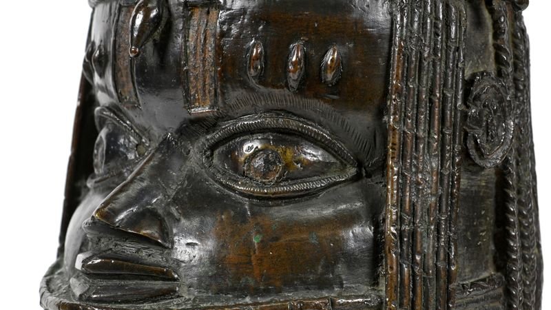 Universidad escocesa devuelve Bronce de Benín a Nigeria
