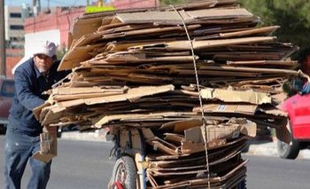 Trabajadores regulares se vuelven cartoneros en Rosario: "Están importando y nos destroza" | Cartoneros