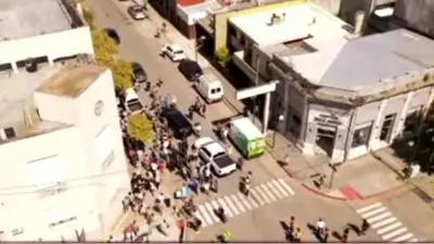 Escaso público para acompañar a Macri en la indagatoria: "Sorprende la poca gente" Escaso público para acompañar a Macri en la indagatoria: "Sorprende la poca gente"
