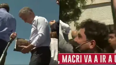 Mauricio Macri le autografió su libro "Primer tiempo" a Lautaro Maislin, periodista de C5N Mauricio Macri le autografió su libro "Primer tiempo" a Lautaro Maislin, periodista de C5N