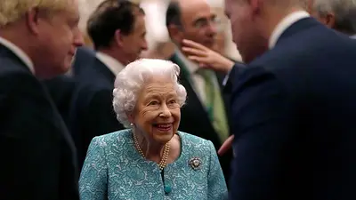 La reina Isabel se muestra de buen ánimo tras preocupaciones por su salud La reina Isabel se muestra de buen ánimo tras preocupaciones por su salud