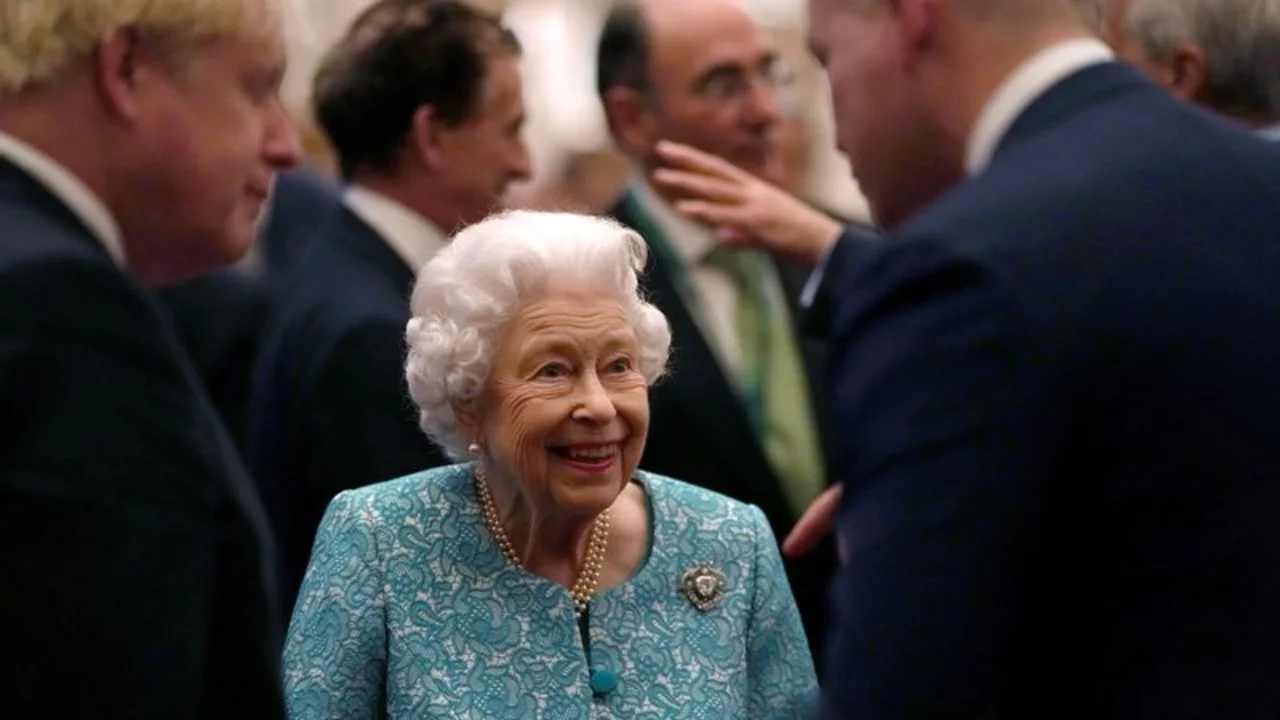 La reina Isabel se muestra de buen ánimo tras preocupaciones por su salud