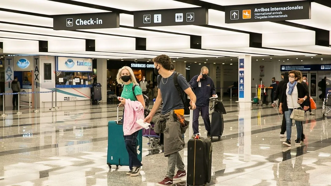 Vuelos internacionales: desde el lunes se libera el arribo de turistas del extranjero que estén vacunados