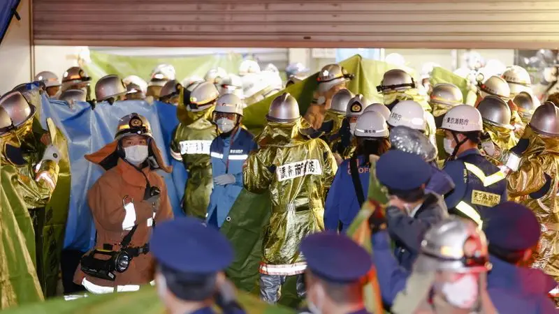 Hombre disfrazado del Joker aterroriza tren en Tokio